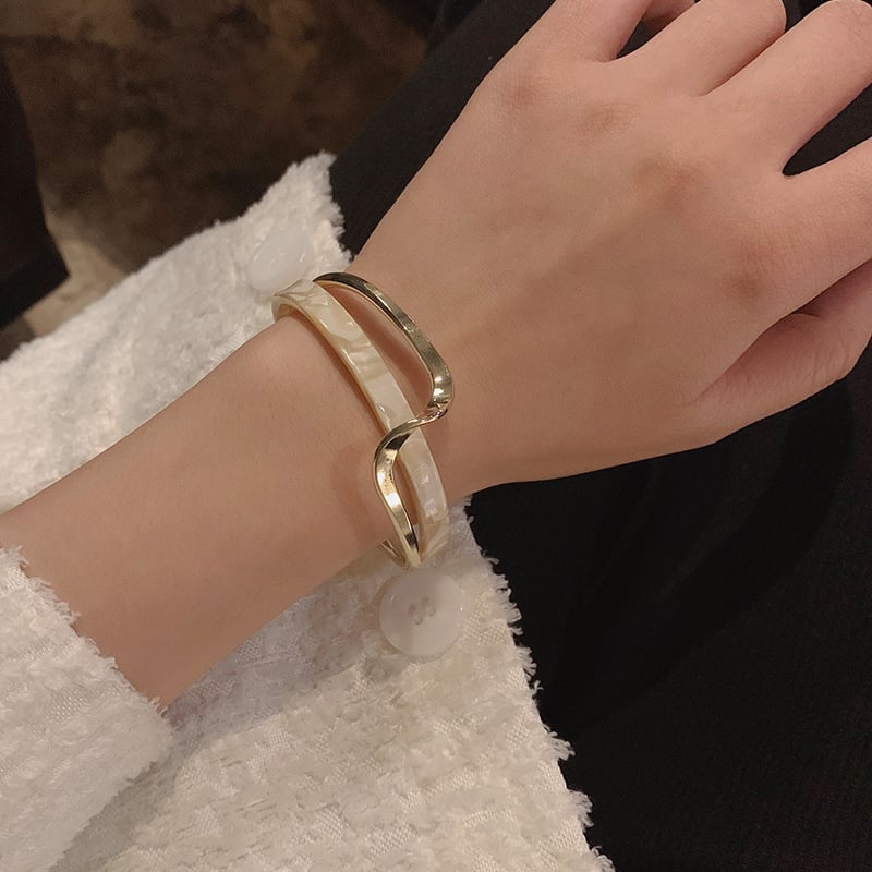 SHELL PLATED GEOMETRIC BANGLE